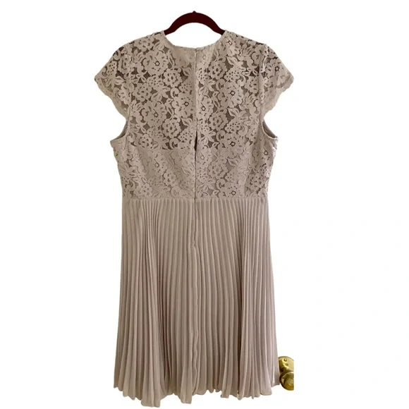 H&M NEW Women’s Purple Lilac Sleeveless Lace Pleated Dress. Size Large. - Picture 2 of 6